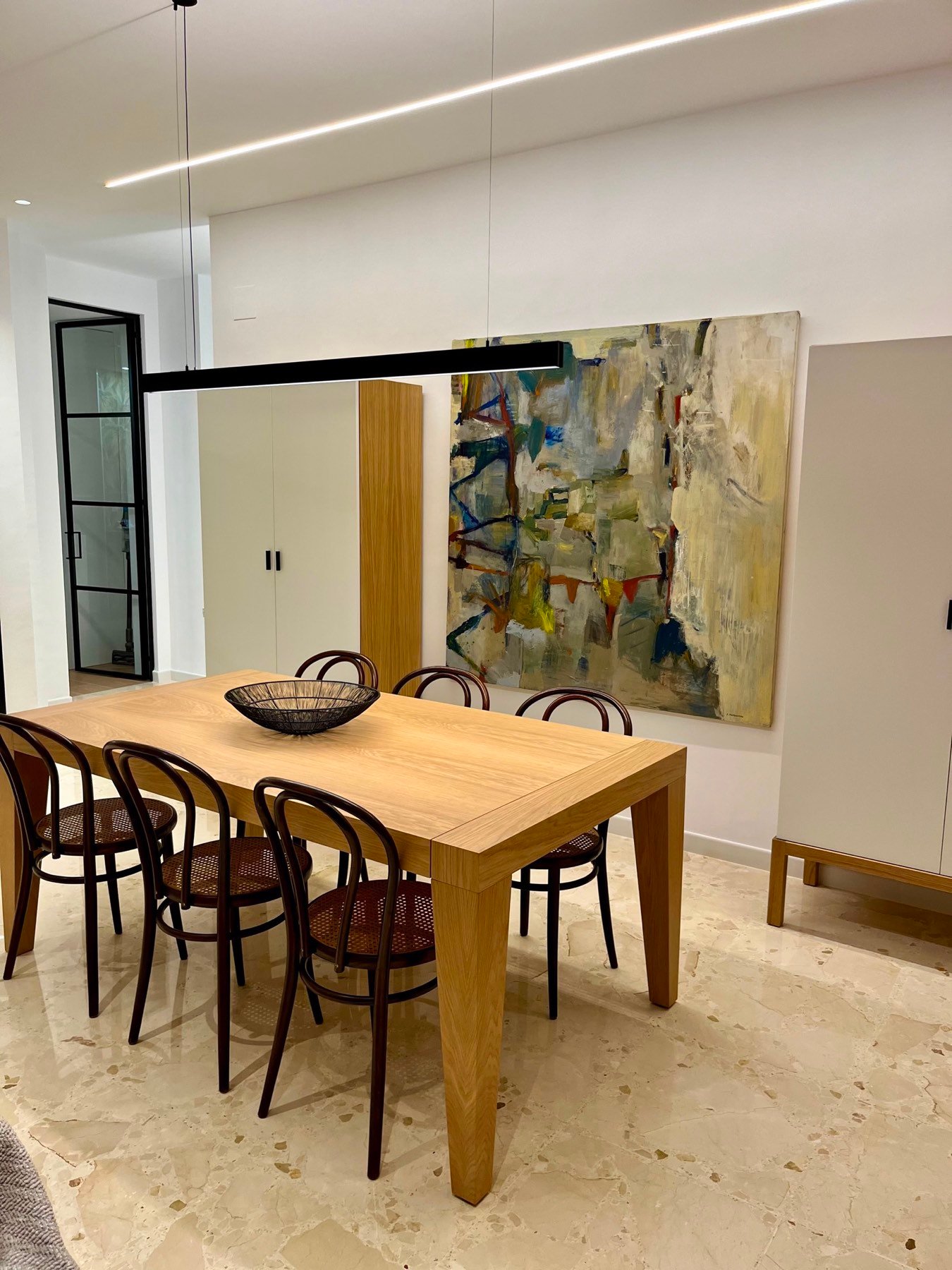 Comedor contemporáneo con gran obra de arte abstracta