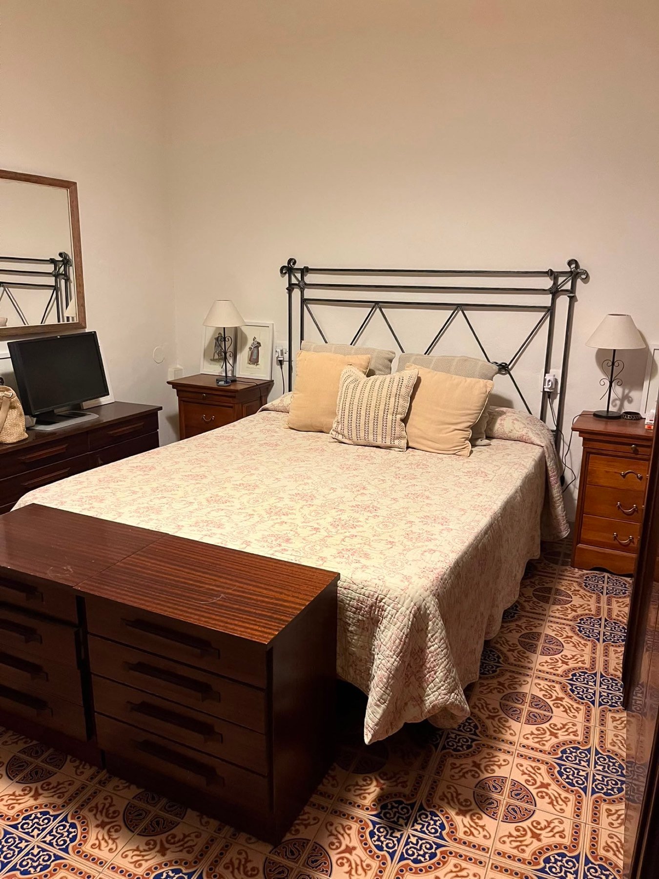 Dormitorio de estilo tradicional con cabecero de forja