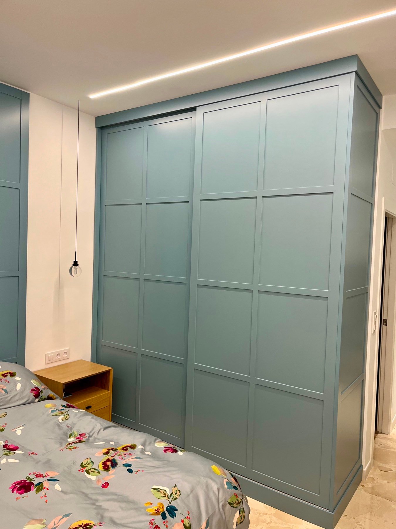 Dormitorio con armario a medida
